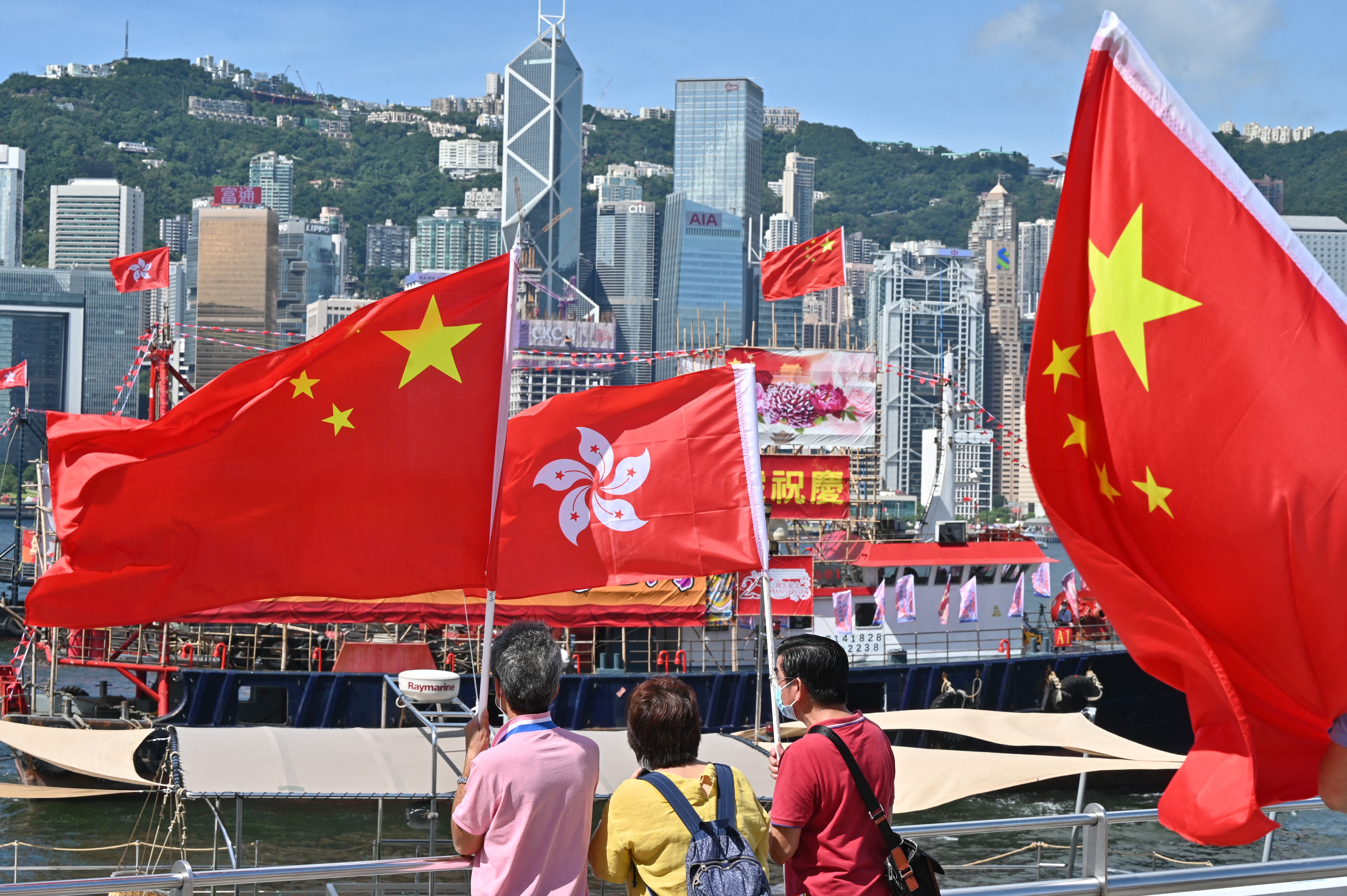 Hồng Kông về Trung Quốc: Tình trạng phản đối cờ Trung Quốc liên quan tới Hồng Kông vẫn đang diễn ra. Người dân Hồng Kông vẫn không chấp nhận việc quyết định này và đã tổ chức hàng loạt cuộc biểu tình trong và ngoài nước. Tuy nhiên, nhờ sự can thiệp của cộng đồng quốc tế, tình hình này đang có những tín hiệu tích cực. Chính phủ Trung Quốc cũng đã có những nỗ lực để giải quyết các vấn đề phát sinh liên quan đến việc Hồng Kông trở về chủ quyền của Trung Quốc.