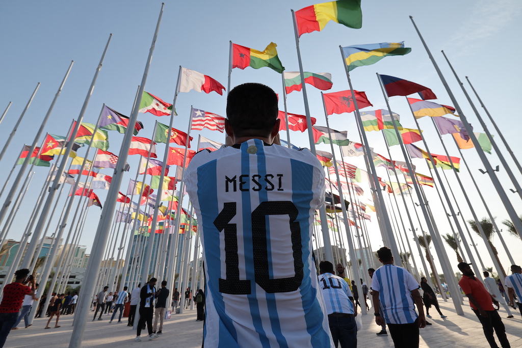 Biểu tình World Cup 2022: Trong bối cảnh đại dịch Covid-19 vẫn đang diễn ra trên khắp thế giới, việc tổ chức World Cup 2022 tại Qatar đã gây ra nhiều tranh cãi. Biểu tình của những người đòi hỏi sự chú ý đối với các vấn đề quan trọng hơn là một sự kiện thể thao đã được tổ chức tại nhiều quốc gia trên thế giới. Tuy nhiên, với bản sắc độc đáo của mình, World Cup 2022 vẫn tồn tại và thu hút sự chú ý của cả thế giới.