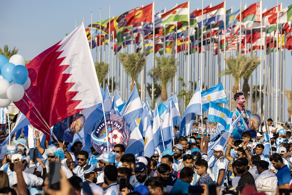 Biểu tình vì World Cup 2022:
World Cup 2022 sắp tới đã gây ra nhiều tranh cãi và biểu tình tại Qatar vì các tranh luận liên quan đến quyền con người và điều kiện làm việc. Chúng ta hãy hy vọng rằng sự kiện sẽ diễn ra suôn sẻ và các VĐV sẽ được đối xử như những người anh em, không phân biệt chủng tộc và địa phương.