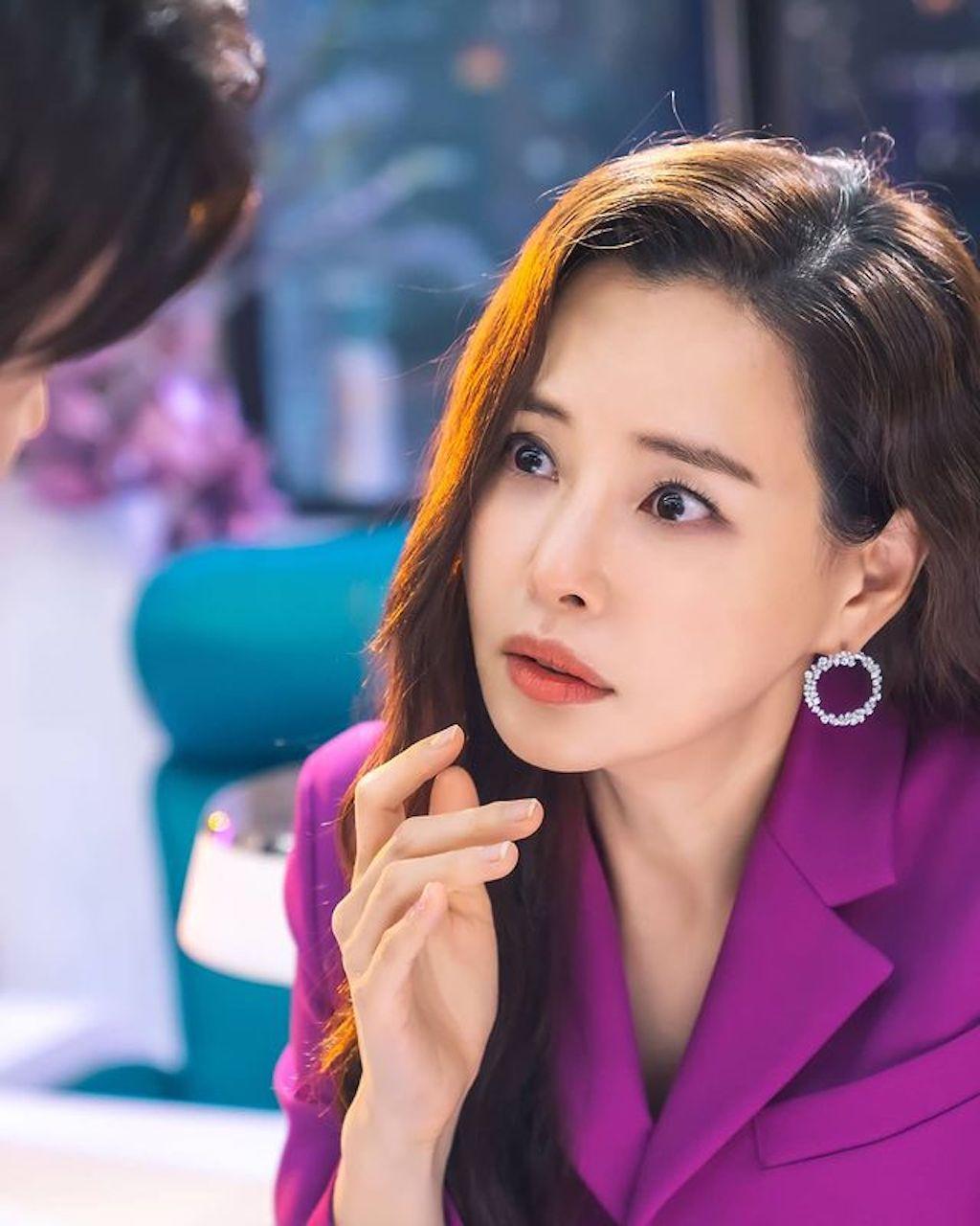 Honey Lee: Honey Lee là một trong những người đẹp hàng đầu của Hàn Quốc, với sự nghiệp đa dạng từ người mẫu, diễn viên đến MC và ca sĩ. Với vẻ đẹp kiêu sa, tài năng đa dạng và phong cách thời trang đẳng cấp, Honey Lee là một hình mẫu cho những người phụ nữ hiện đại. Hãy chiêm ngưỡng vẻ đẹp của Honey Lee qua hình ảnh lộng lẫy và sắc nét.