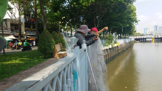 Đánh bắt cá kiểu "tận diệt" tại kênh Nhiêu Lộc - Thị Nghè TP.HCM - Ảnh 4.