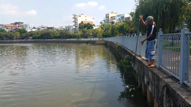 Đánh bắt cá kiểu "tận diệt" tại kênh Nhiêu Lộc - Thị Nghè TP.HCM - Ảnh 1.