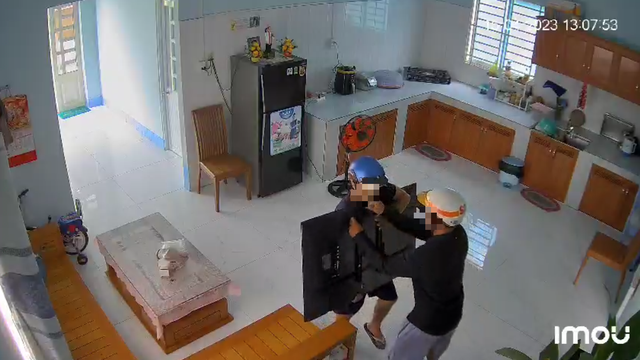 Gia chủ vừa lắp camera đã ghi lại được cảnh trộm đột nhập nhà lấy tài sản - Ảnh 2.