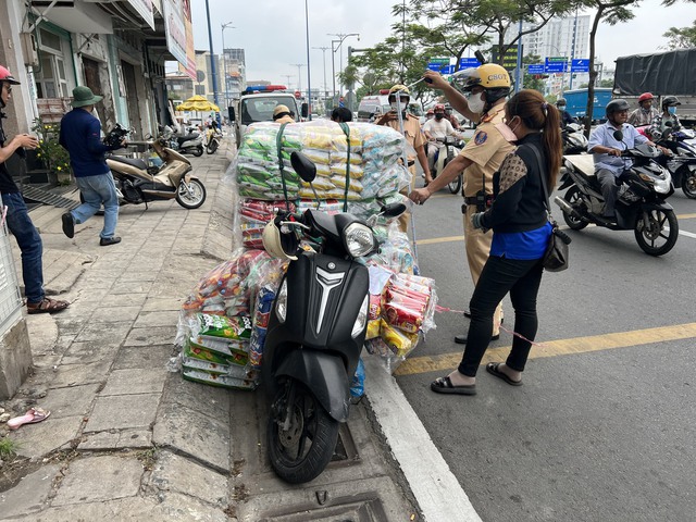 Chở hàng cồng kềnh, nhiều tài xế ở TP.HCM bị phạt nặng - Ảnh 3.