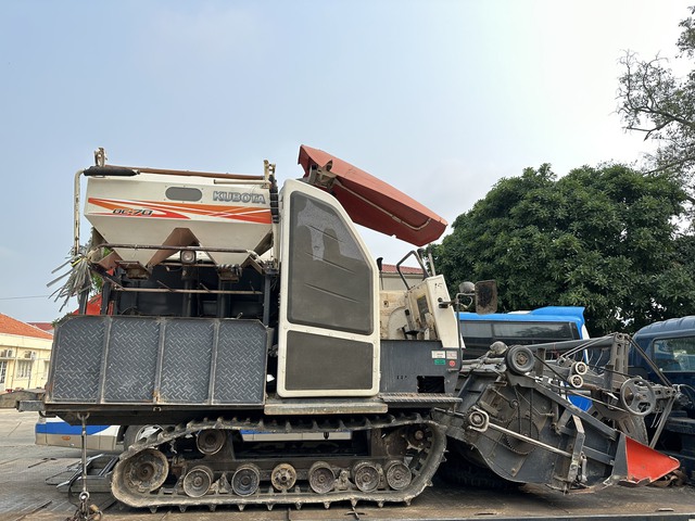 Tây Ninh: Khởitố 5 bị can trong đường dây buôn lậu máy công nông nghiệp từ Campuchia - Ảnh 3.