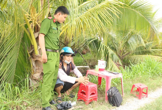 Giấu ma túy trong gói thuốc lá vẫn bị công an phát hiện - Ảnh 1.