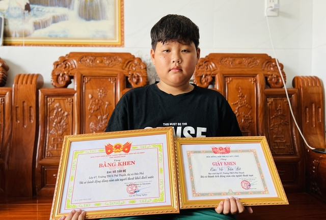 Chủ tịch UBND tỉnh Quảng Ngãi khen thưởng học sinh lớp 6 cứu 2 người đuối nước - Ảnh 1.