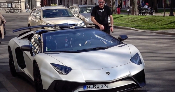 Sao bóng đá Franck Ribery lái Lamborghini Aventador SV Roadster dạo phố